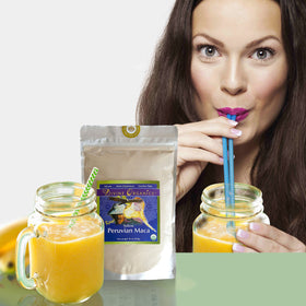 Poudre de Maca Bio Divine Organics 473g en utilisation dans un smoothie