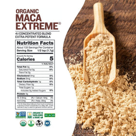 Poudre de Maca Extrême Sunfood 249g versée dans un verre d'eau