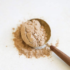 Poudre de Maca Gelatinisée Bio Terrasoul Superfoods en usage dans un smoothie