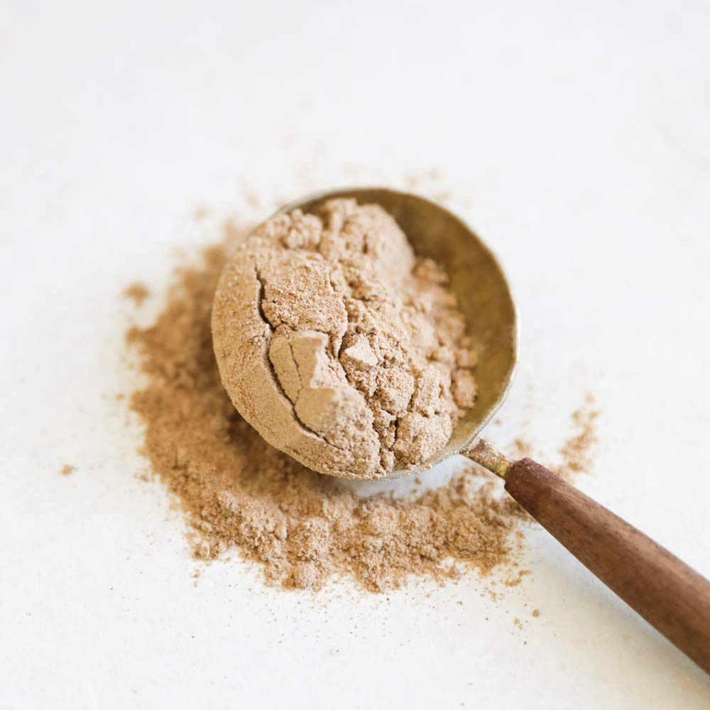 Poudre de maca gelatinisée bio Terrasoul Superfoods sur une cuillère