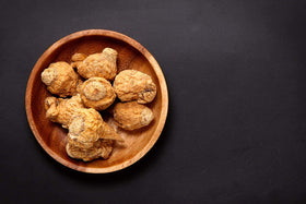 Poudre de maca jaune Food to Live à côté d'autres ingrédients