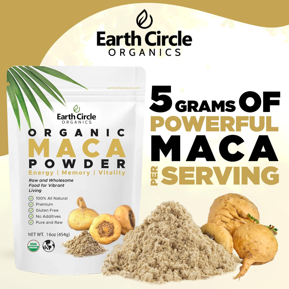 Poudre de maca jaune sur une table avec des ingrédients naturels
