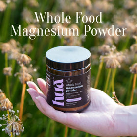 Poudre de magnésium HUA Wellness 290g sur une table avec décor naturel