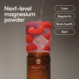 Poudre de magnésium Magnesi-Om de Moon Juice sur une table