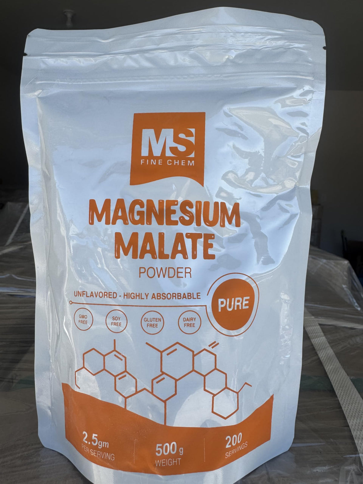 Poudre de malate de magnésium MS Finechem mélangée dans un verre d'eau