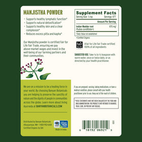 Poudre de Manjista Banyan Botanicals dans un bol en bois