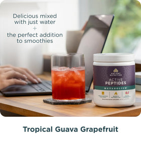 Poudre de Métabolisme Active Peptides en action, mélange dans un smoothie