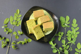 Poudre de Moringa avec des ingrédients naturels à côté