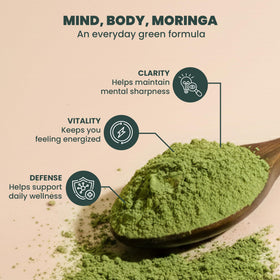 Poudre de moringa bio EVARA et un verre d'eau chaude