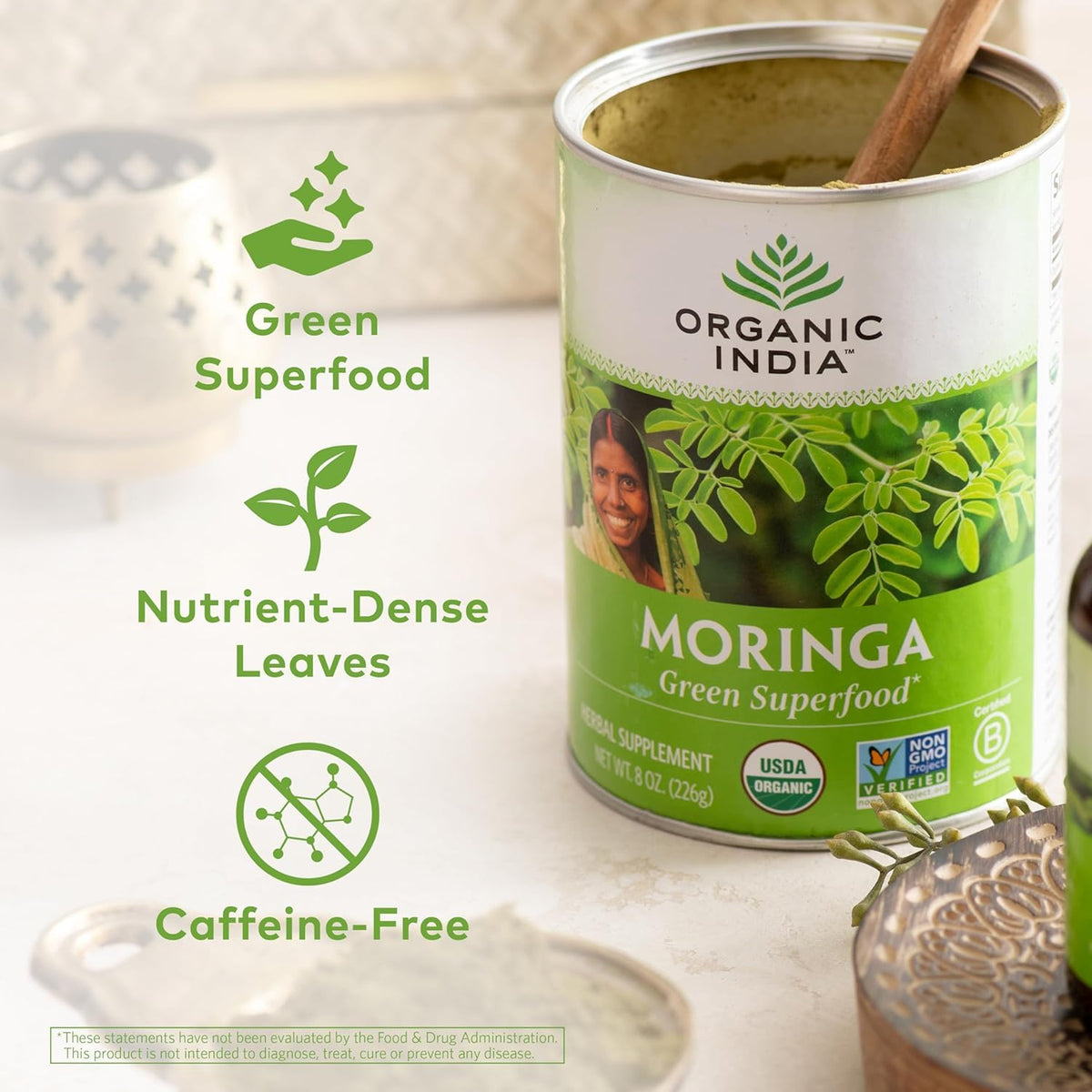 Poudre de Moringa Bio ORGANIC INDIA 575g, en préparation dans un smoothie
