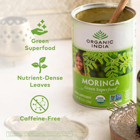Poudre de Moringa Bio ORGANIC INDIA 575g, en préparation dans un smoothie