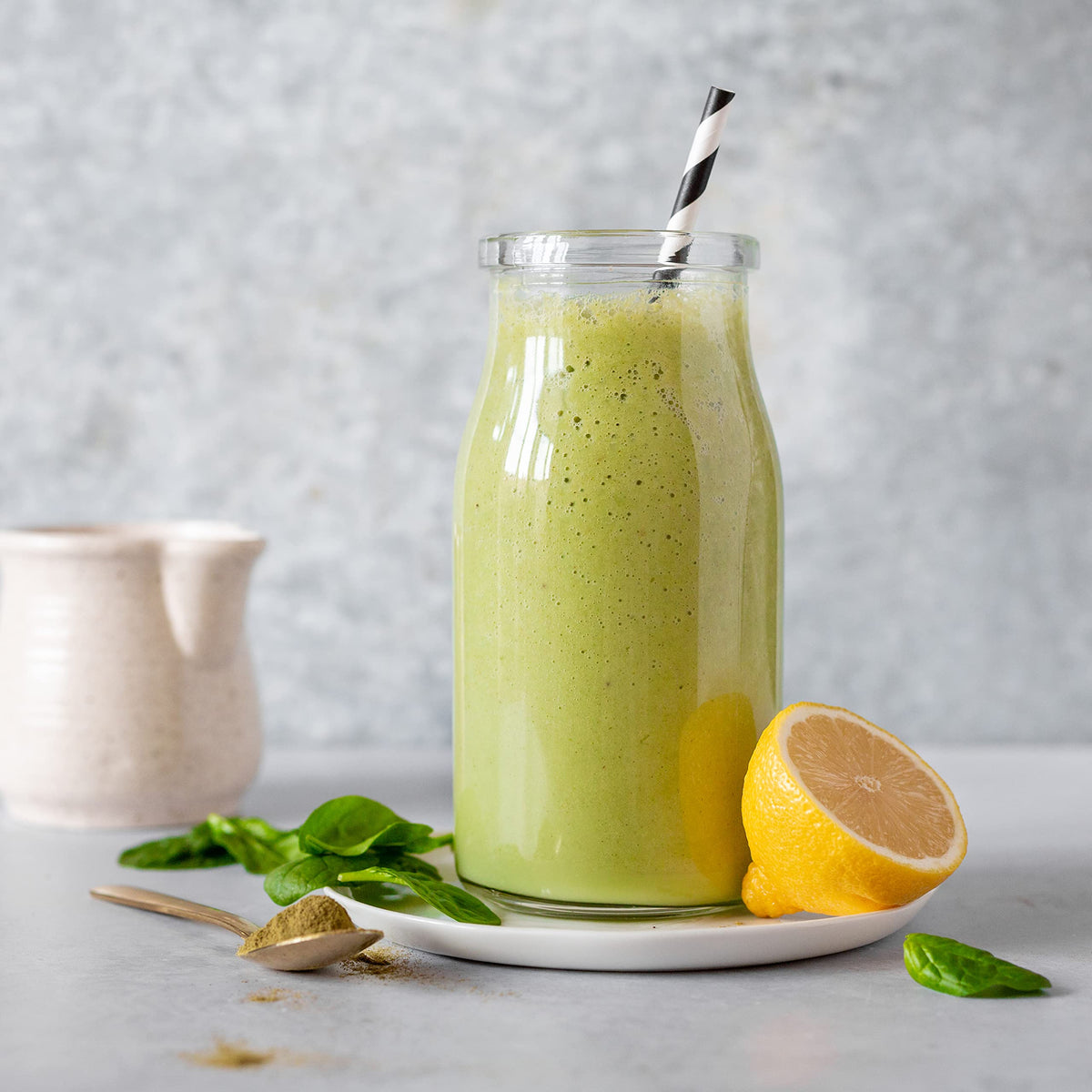Poudre de moringa Erbology saupoudrée sur une salade