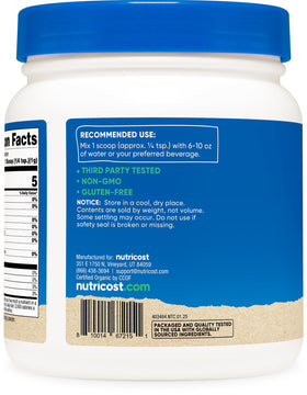 Poudre de moringa Nutricost versée dans un smoothie