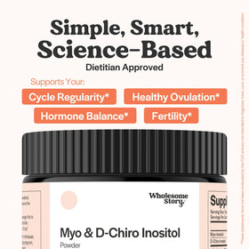 Poudre de Myo-Inositol et D-Chiro Inositol dans un verre, mélangée à une boisson