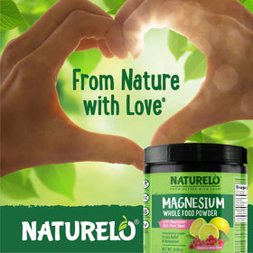 Poudre de NATURELO en utilisation, ajoutée à une boisson