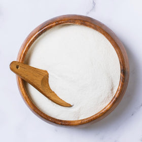 Poudre de niacinamide Minimalist avec une cuillère
