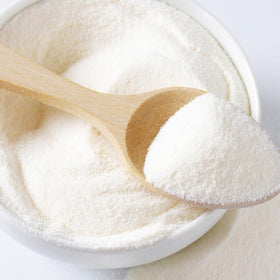 Poudre de niacinamide Minimalist sur une table