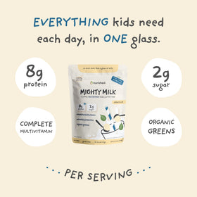 Poudre de protéine Nurished Mighty Milk vanille mélangée dans un verre