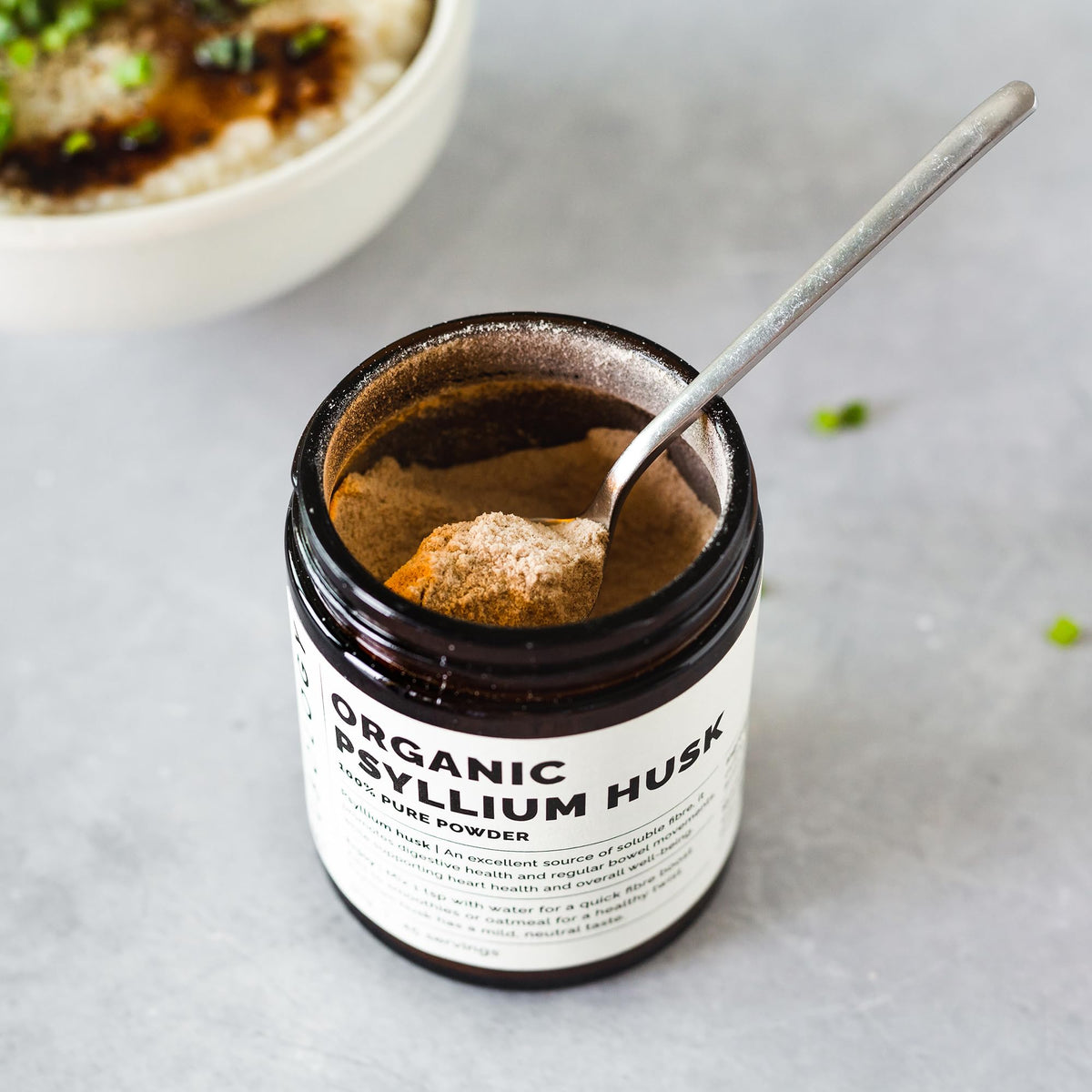 Poudre de psyllium bio Erbology 272g, en arrière-plan de fruits frais