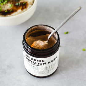 Poudre de psyllium bio Erbology 272g, en arrière-plan de fruits frais