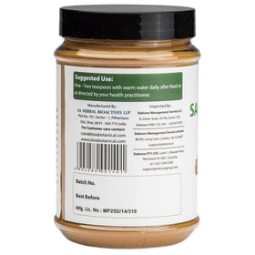 Poudre de racine de sarsaparille bixa BOTANICAL en utilisation avec de l'eau de rose