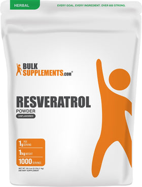 Poudre de resvératrol BulkSupplements 1000mg devant un fond neutre