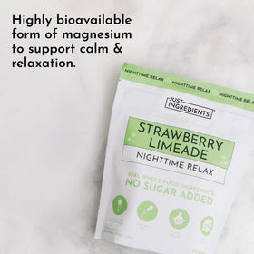 Poudre de Sommeil JUST INGREDIENTS Strawberry Limeade dans un verre d'eau