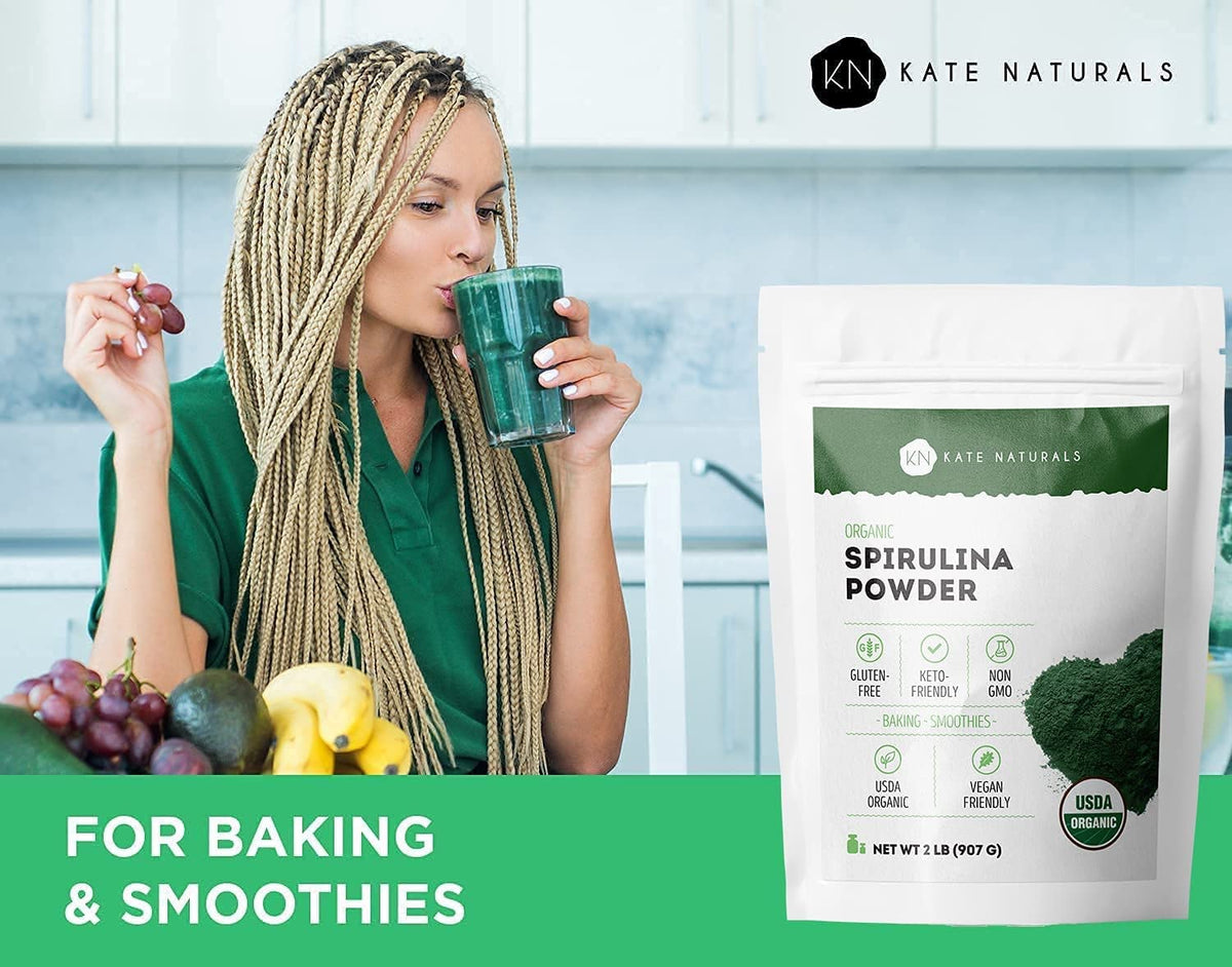 Poudre de spiruline bio Kate Naturals sur une cuillère