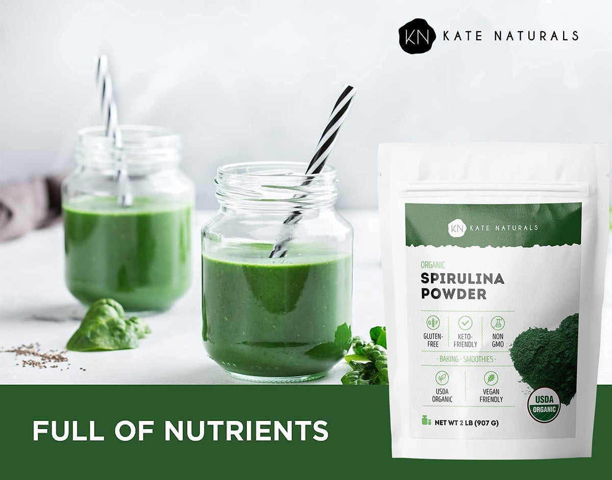 Poudre de spiruline bio Kate Naturals versée dans un smoothie