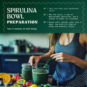 Poudre de spiruline bio NaturaleBio ajoutée à un smoothie