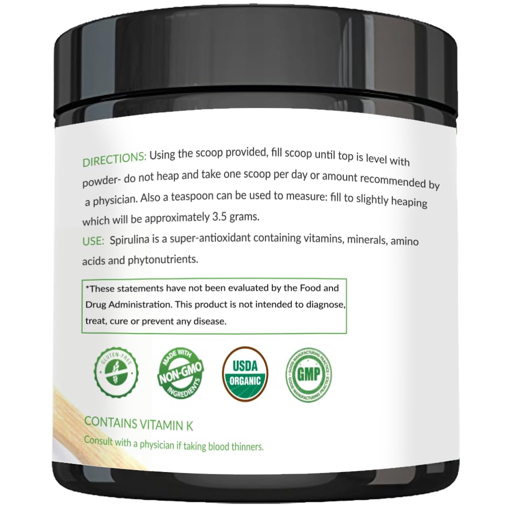 Poudre de Spiruline Bio Nautical Elements ajoutée à un smoothie