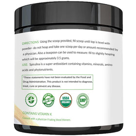 Poudre de Spiruline Bio Nautical Elements ajoutée à un smoothie