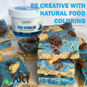 Poudre de Spiruline Bleue AKI ORGANIC dans un smoothie bowl