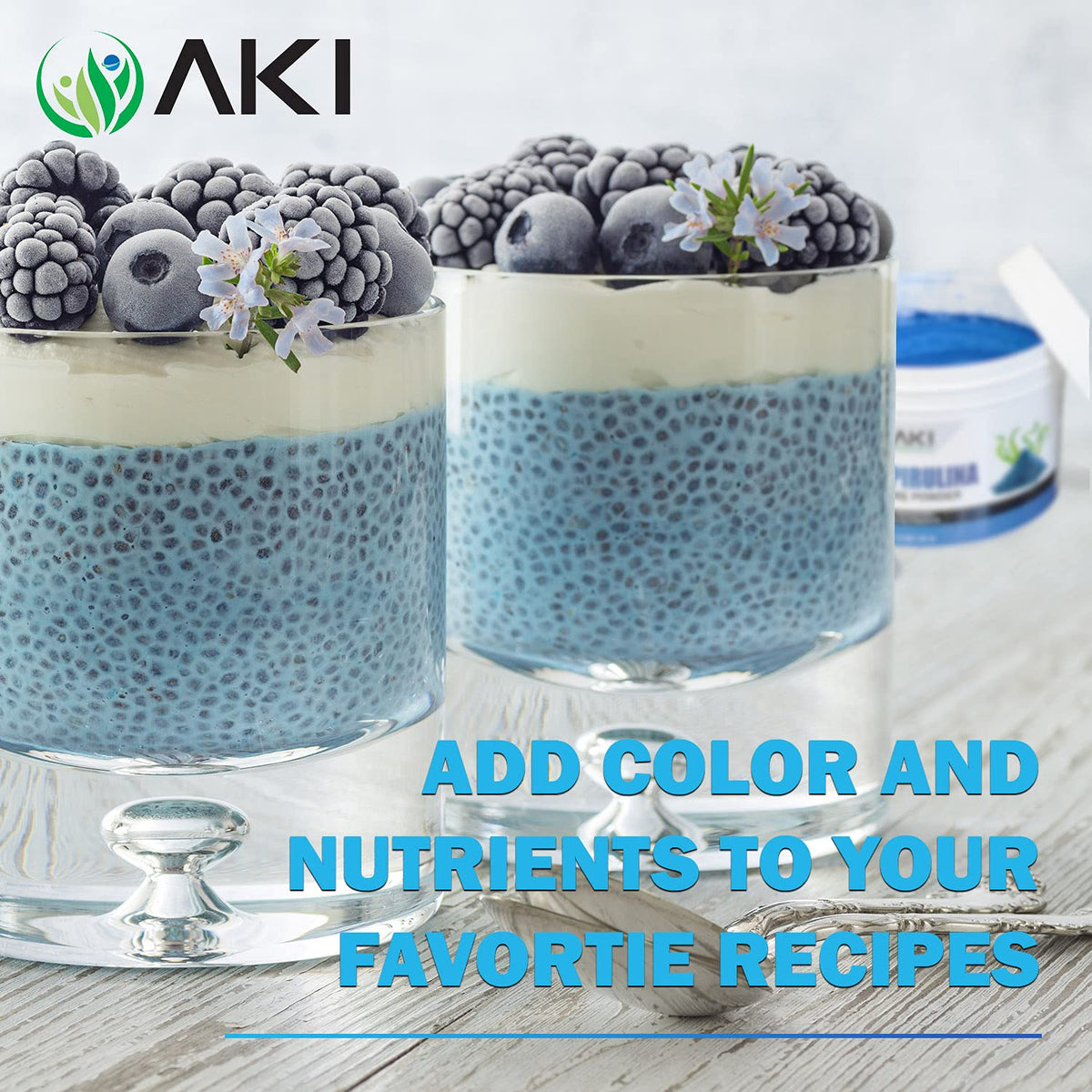 Poudre de Spiruline Bleue AKI ORGANIC mélangée à du yaourt