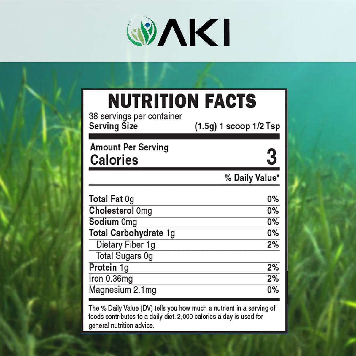 Poudre de Spiruline Bleue AKI ORGANIC sur une table en bois