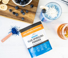 Poudre de Spiruline Bleue Bio ajoutée à un smoothie