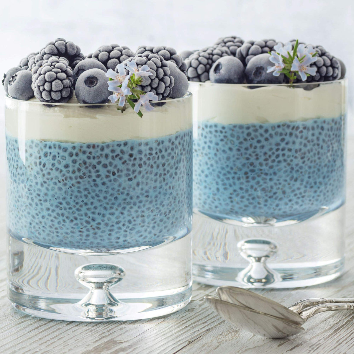 Poudre de spiruline bleue bio dans un shaker avec lait végétal