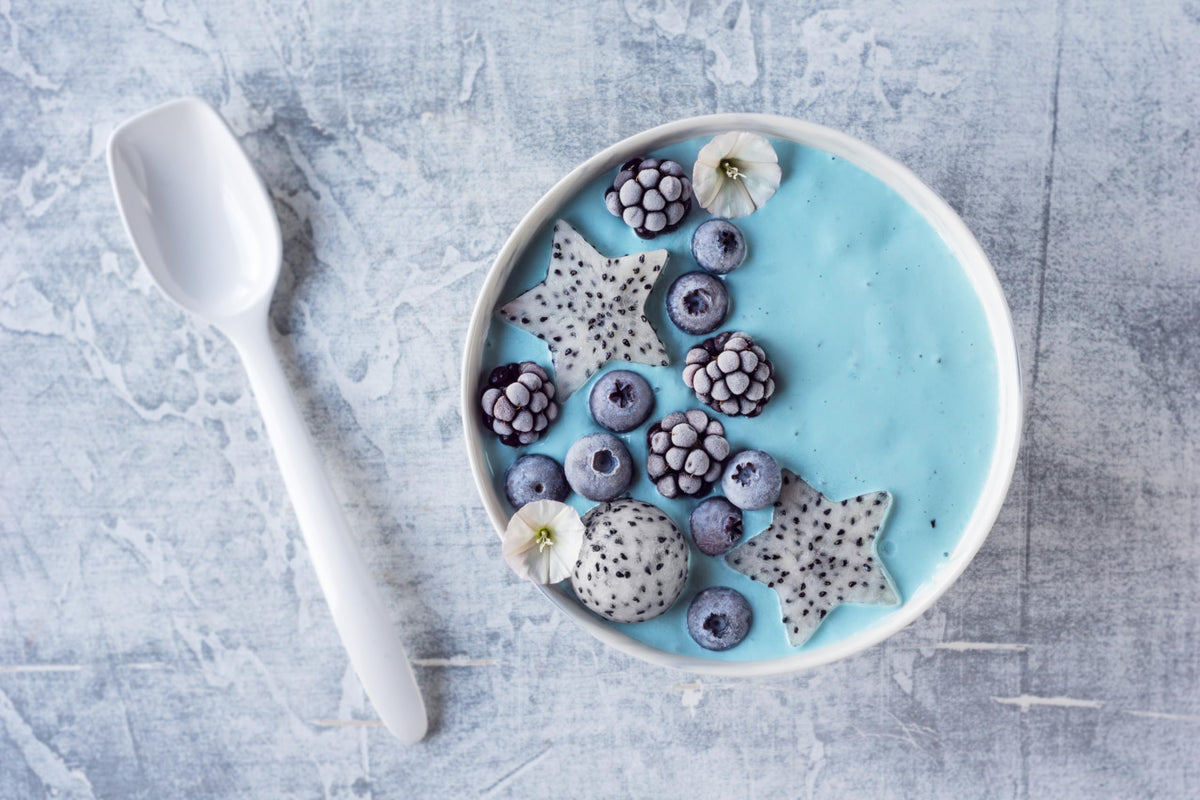 Poudre de spiruline bleue bio Naturejam dans un environnement culinaire