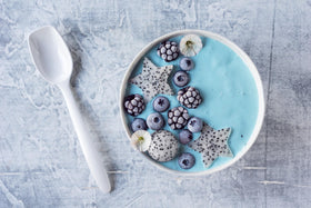 Poudre de spiruline bleue bio Naturejam dans un environnement culinaire
