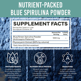 Poudre de spiruline bleue dans un bol avec une cuillère