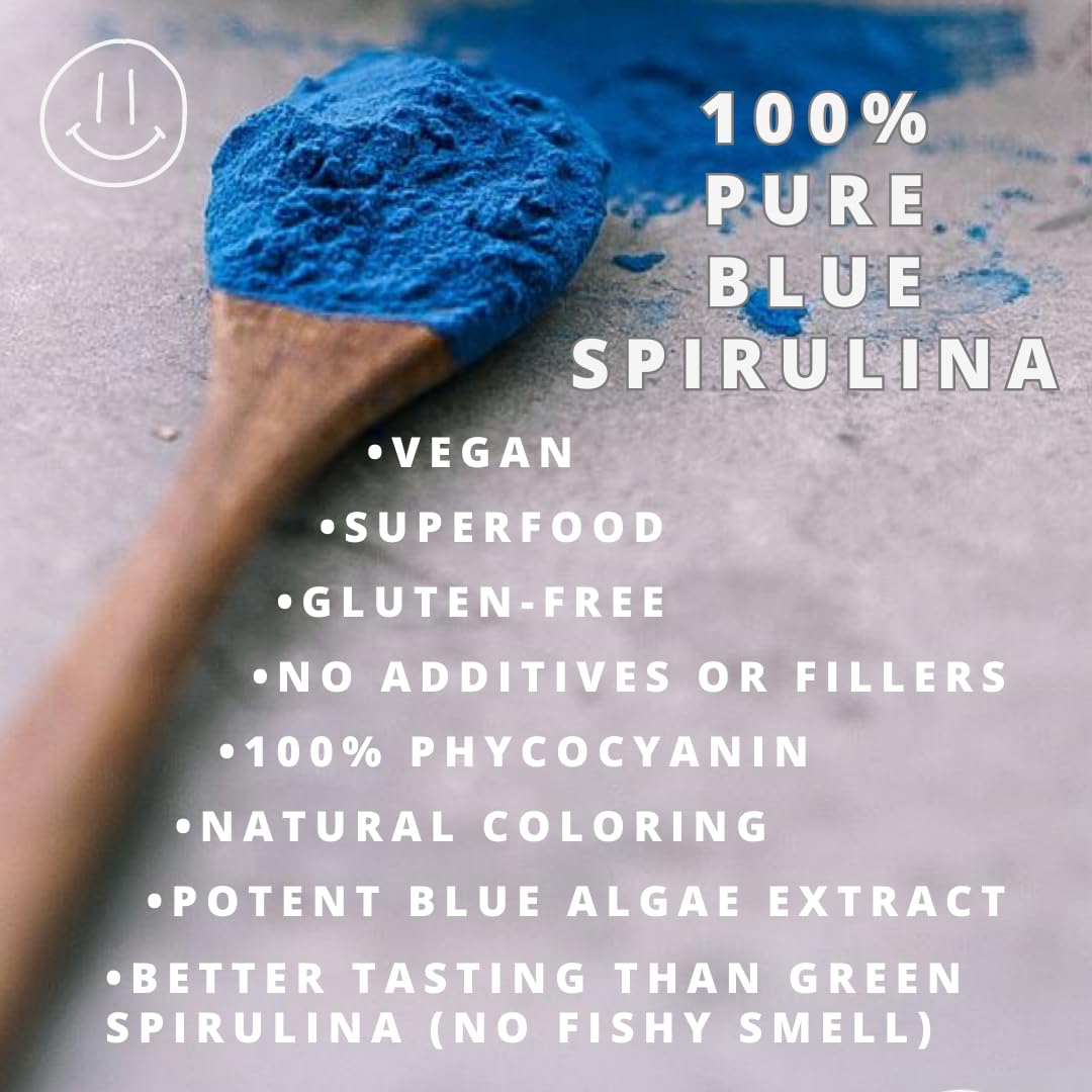Poudre de spiruline bleue dans un récipient transparent