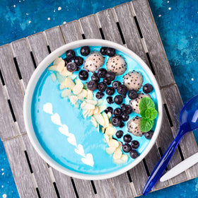 Poudre de spiruline bleue dans une recette de boisson protéinée