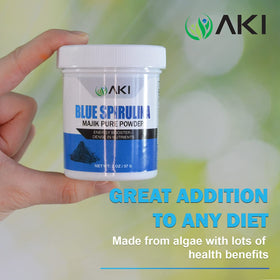 Poudre de Spiruline Bleue E18 AKI ORGANIC ajoutée à un smoothie