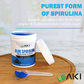 Poudre de Spiruline Bleue E18 AKI ORGANIC dans un yaourt