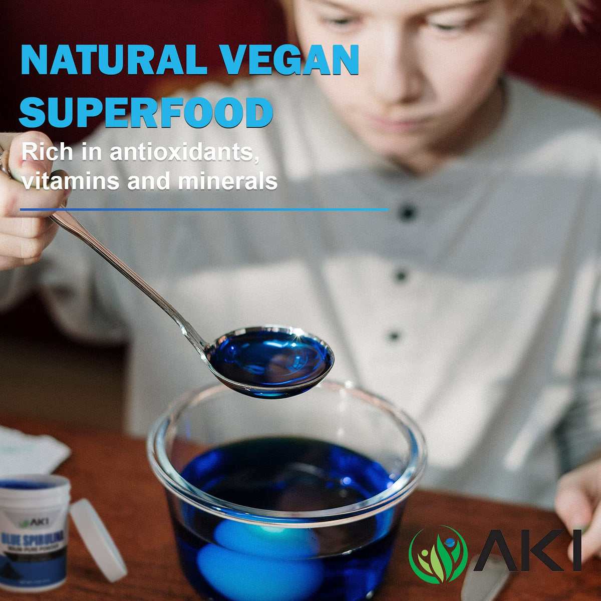 Poudre de Spiruline Bleue E18 AKI ORGANIC étalée sur une pâtisserie