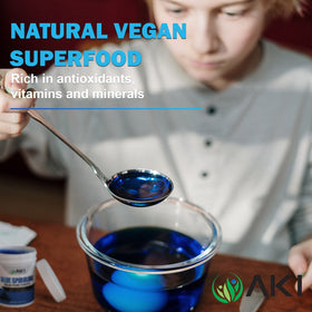 Poudre de Spiruline Bleue E18 AKI ORGANIC étalée sur une pâtisserie