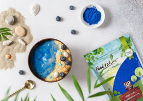 Poudre de Spiruline Bleue Food to Live dans un shaker