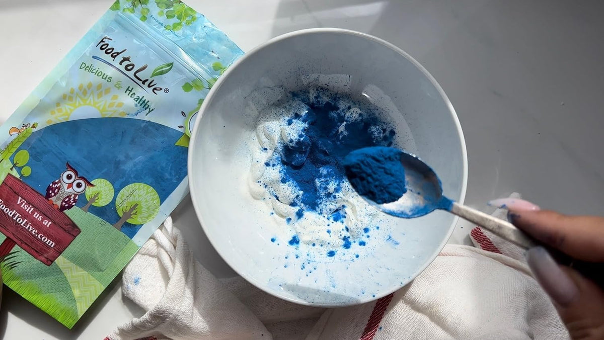 Poudre de Spiruline Bleue Food to Live saupoudrée sur une assiette
