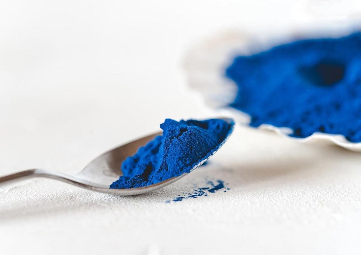 Poudre de Spiruline Bleue Food to Live sur un dessert