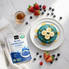 Poudre de Spiruline Bleue Incas 50g près d'une cuillère